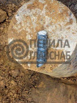 Керн с перерезанной арматурой после алмазного бурения Керн с перерезанной арматурой после алмазного бурения