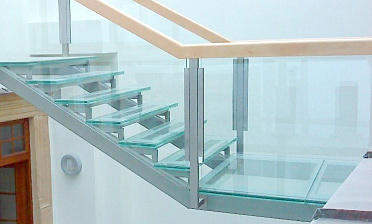 Стеклянные ступени и стеклянная площадка на лестнице купить в Красноярске Стеклянные ступени и стеклянная площадка на лестнице купить в Красноярске