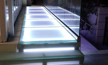 Стеклянный подиум со ступенями с подсветкой купить в Красноярске Стеклянный подиум со ступенями с подсветкой купить в Красноярске