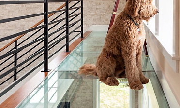 Стеклянный пол на площадке в частном доме купить в Красноярске Стеклянный пол на площадке в частном доме купить в Красноярске