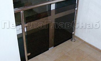 Ограждения со стеклом с крепление в пол окна на лестничной площадке в Красноярске. Готовые проекты ПерилаГлавСнаб Ограждения со стеклом с крепление в пол окна на лестничной площадке в Красноярске. Готовые проекты ПерилаГлавСнаб
