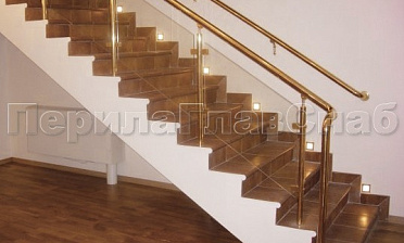 Ограждение лестницы с прозрачным стеклом, стойками и поручнем из латуни купить в Красноярске Ограждение лестницы с прозрачным стеклом, стойками и поручнем из латуни купить в Красноярске