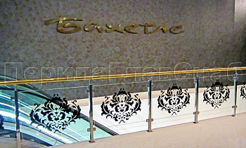 Ограждение лестницы на квадратных стойках с латунным поручнем в Красноярске. Готовые проекты ПерилаГлавСнаб Ограждение лестницы на квадратных стойках с латунным поручнем в Красноярске. Готовые проекты ПерилаГлавСнаб