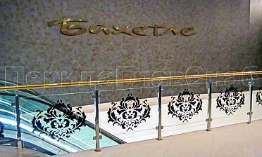 Ограждение лестницы на квадратных стойках с латунным поручнем купить в Красноярске Ограждение лестницы на квадратных стойках с латунным поручнем купить в Красноярске