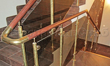 Ограждение лестницы со стеклом, тонированным в массе, стойки и завязки поручня из латуни в Красноярске. Готовые проекты ПерилаГлавСнаб Ограждение лестницы со стеклом, тонированным в массе, стойки и завязки поручня из латуни в Красноярске. Готовые проекты ПерилаГлавСнаб