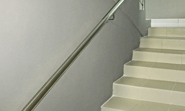 Пристенный поручень из нержавеющей стали купить в Красноярске Пристенный поручень из нержавеющей стали купить в Красноярске
