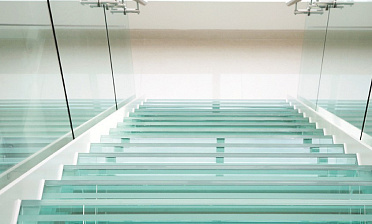 Стеклянные ступени на косоурной лестнице в доме купить в Красноярске Стеклянные ступени на косоурной лестнице в доме купить в Красноярске