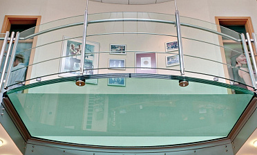 Стеклянный пол на внутреннем выступе атриума купить в Красноярске Стеклянный пол на внутреннем выступе атриума купить в Красноярске