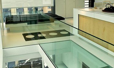 Стеклянные полы на кухне купить в Красноярске Стеклянные полы на кухне купить в Красноярске