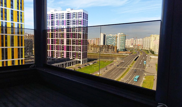  Бронзовое стекло на профиле на террасе в Красноярске. Готовые проекты ПерилаГлавСнаб