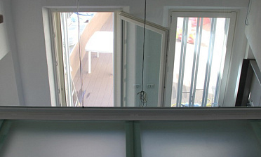 Стеклянное перекрытие из матового стекла на внутреннем балконе купить в Красноярске Стеклянное перекрытие из матового стекла на внутреннем балконе купить в Красноярске