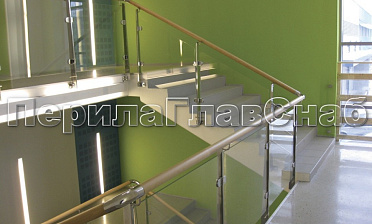 Ограждение с деревянным поручнем, стеклом и стойками купить в Красноярске Ограждение с деревянным поручнем, стеклом и стойками купить в Красноярске