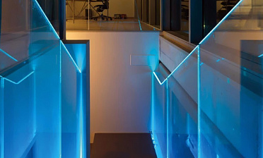 Ограждения лестниц на несущем стекле с подсветкой купить в Красноярске Ограждения лестниц на несущем стекле с подсветкой купить в Красноярске
