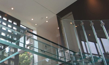 Стеклянные полы на площадке маршевой лестницы купить в Красноярске Стеклянные полы на площадке маршевой лестницы купить в Красноярске