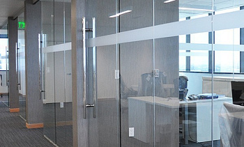 Цельностеклянные перегородки для офиса в Красноярске. Готовые проекты ПерилаГлавСнаб Цельностеклянные перегородки для офиса в Красноярске. Готовые проекты ПерилаГлавСнаб