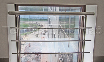 Межэтажное ограждение из нержавеющей стали с торцевым креплением для окон в Красноярске. Готовые проекты ПерилаГлавСнаб Межэтажное ограждение из нержавеющей стали с торцевым креплением для окон в Красноярске. Готовые проекты ПерилаГлавСнаб