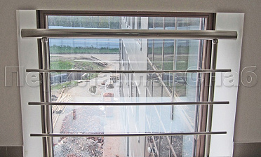 Межэтажное ограждение из нержавеющей стали с торцевым креплением для окон купить в Красноярске Межэтажное ограждение из нержавеющей стали с торцевым креплением для окон купить в Красноярске