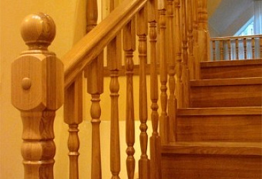 Деревянные лестницы купить в Красноярске