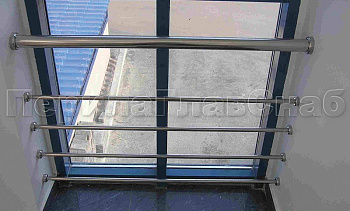 Ограждение на окнах из нержавещей трубы с ригелями в Красноярске. Готовые проекты ПерилаГлавСнаб Ограждение на окнах из нержавещей трубы с ригелями в Красноярске. Готовые проекты ПерилаГлавСнаб