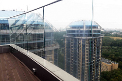 Цельностеклянные ограждения на несущем стекле в Красноярске. Готовые проекты ПерилаГлавСнаб - фото 17 Цельностеклянные ограждения на несущем стекле в Красноярске. Готовые проекты ПерилаГлавСнаб - фото 17