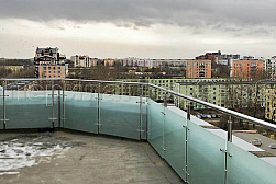 Стеклянные ограждения для улицы в Красноярске. Готовые проекты ПерилаГлавСнаб - фото 17 Стеклянные ограждения для улицы в Красноярске. Готовые проекты ПерилаГлавСнаб - фото 17