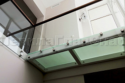 Цельностеклянные ограждения на несущем стекле в Красноярске. Готовые проекты ПерилаГлавСнаб - фото 27 Цельностеклянные ограждения на несущем стекле в Красноярске. Готовые проекты ПерилаГлавСнаб - фото 27