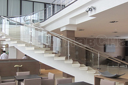 Стеклянные ограждения для торговых  и бизнес центров в Красноярске. Готовые проекты ПерилаГлавСнаб - фото 4