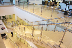 Стеклянные перила для атриумов в Красноярске. Готовые проекты ПерилаГлавСнаб - фото 18