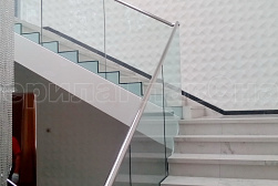 Цельностеклянные ограждения на несущем стекле в Красноярске. Готовые проекты ПерилаГлавСнаб - фото 7 Цельностеклянные ограждения на несущем стекле в Красноярске. Готовые проекты ПерилаГлавСнаб - фото 7