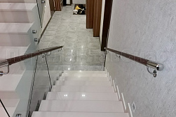 Цельностеклянные ограждения на несущем стекле в Красноярске. Готовые проекты ПерилаГлавСнаб - фото 13 Цельностеклянные ограждения на несущем стекле в Красноярске. Готовые проекты ПерилаГлавСнаб - фото 13