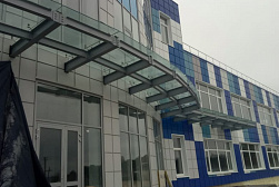 Стеклянные козырьки на спайдерах в Красноярске. Готовые проекты ПерилаГлавСнаб - фото 1