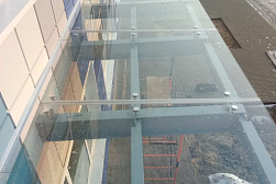 Стеклянные козырьки на спайдерах в Красноярске. Готовые проекты ПерилаГлавСнаб - фото 9