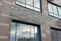 Стеклянные козырьки на вантах в Красноярске. Готовые проекты ПерилаГлавСнаб - фото 1