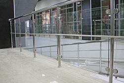 Стеклянные ограждения для торговых  и бизнес центров в Красноярске. Готовые проекты ПерилаГлавСнаб - фото 23