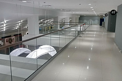 Цельностеклянные ограждения на несущем стекле в Красноярске. Готовые проекты ПерилаГлавСнаб - фото 2 Цельностеклянные ограждения на несущем стекле в Красноярске. Готовые проекты ПерилаГлавСнаб - фото 2