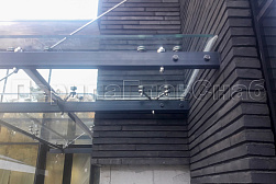 Стеклянные козырьки на спайдерах в Красноярске. Готовые проекты ПерилаГлавСнаб - фото 5