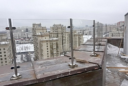 Цельностеклянные ограждения для крыш в Красноярске. Готовые проекты ПерилаГлавСнаб - фото 8