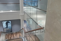 Стеклянные ограждения для торговых  и бизнес центров в Красноярске. Готовые проекты ПерилаГлавСнаб - фото 6